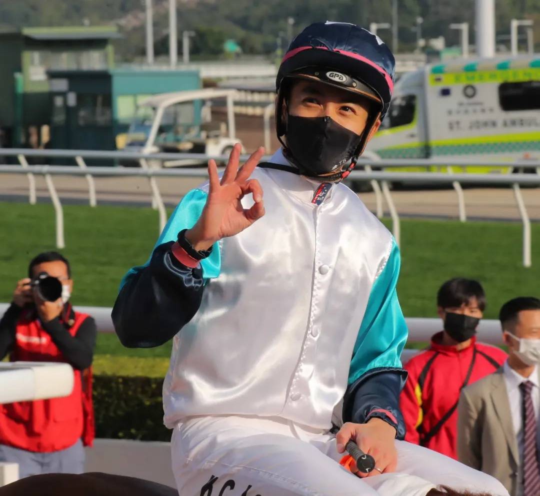 红朗姆马粮快讯:香港本土骑师梁家俊连中三元喜过圣诞_莫雷拉_练马