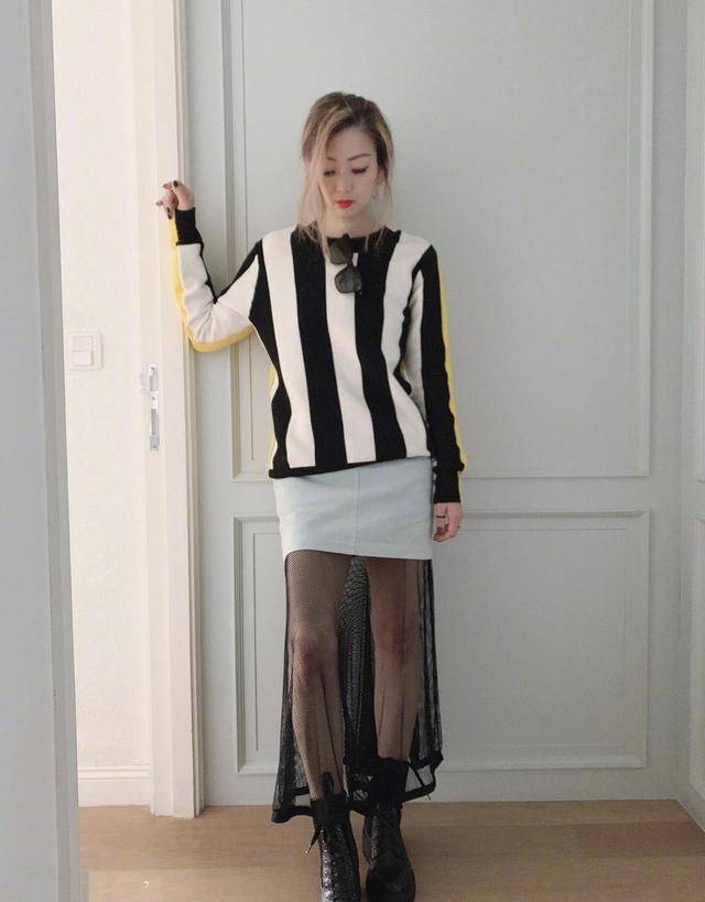 黑色 郑秀文真会穿！湖蓝色毛衣搭配黑色长裤清新简约，又美出新高度