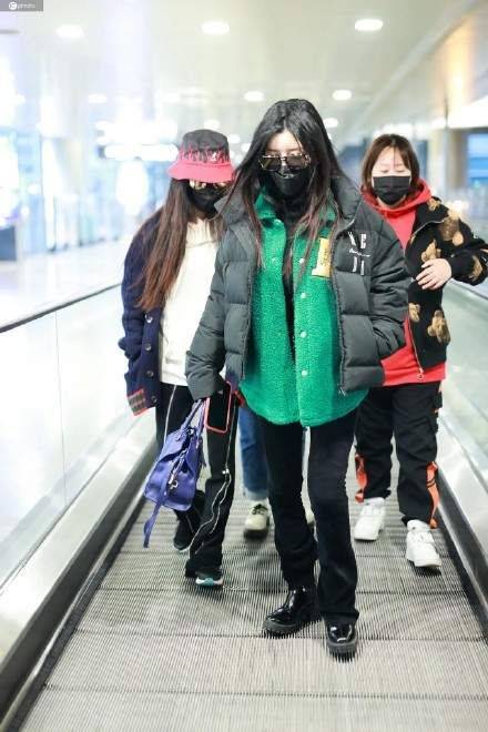 昂首阔步神态悠闲,不受王力宏事件影响_李靓蕾_外界_对方