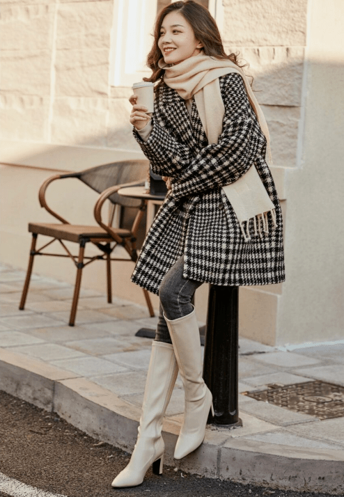 身材 冬天穿“小白靴”更惊艳，显瘦耐看还减龄，配大衣美极了！