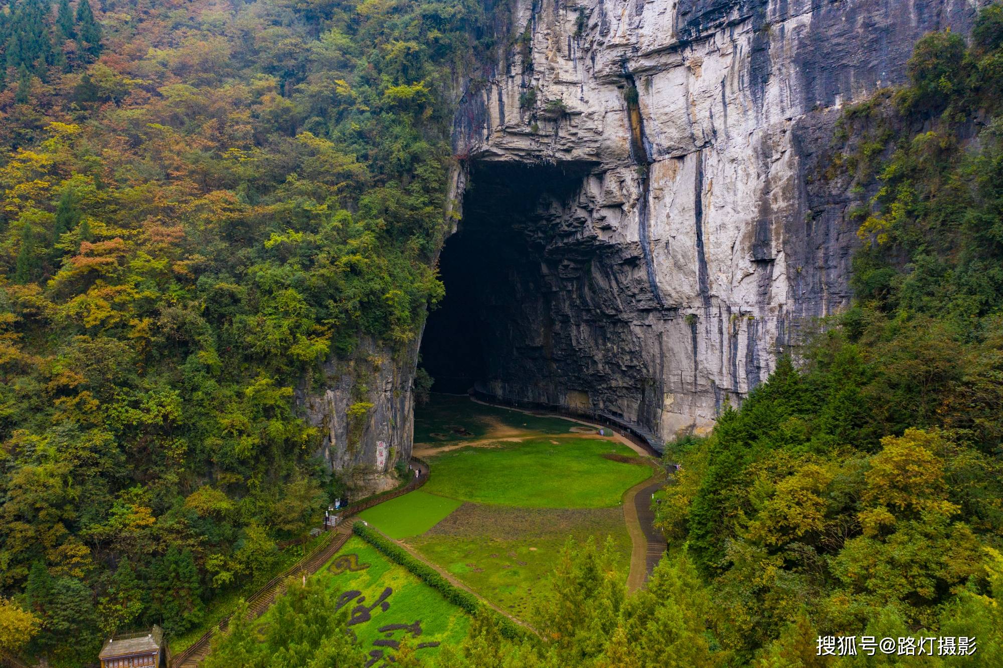 湖北发现中国最大溶洞，洞中居然有300多小洞，洞口可进出直升机