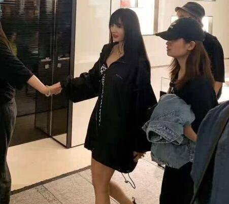 显得 这打光太可怕了,杨幂脸出油很不自然,但穿紧身裙大卷发有韵味!