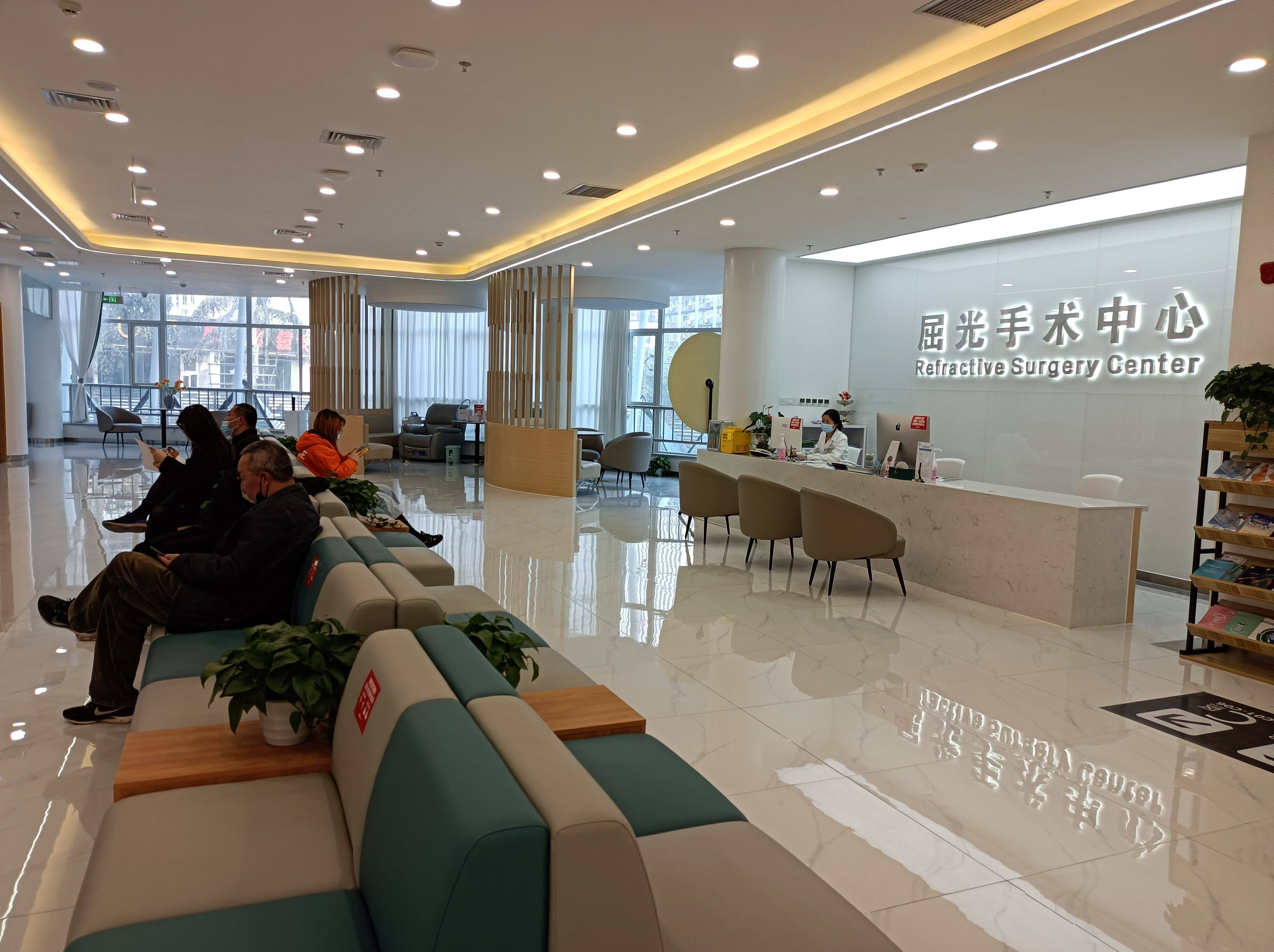 为光明发声丨重庆何氏眼科医院眼健康免费检测暨媒体交流座谈会顺利