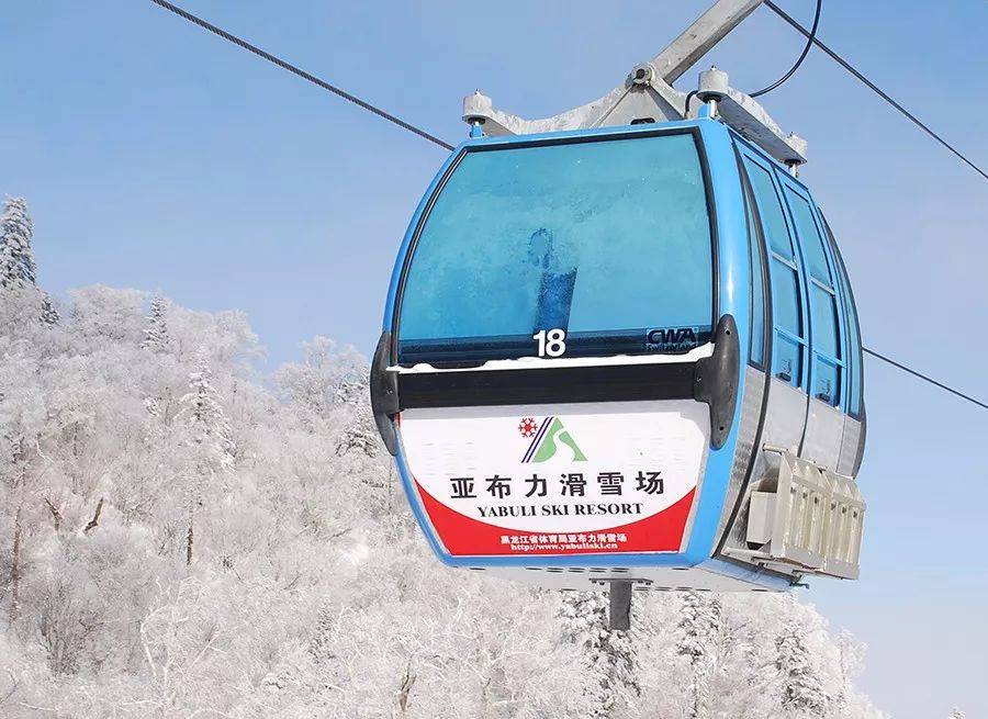 亚布力拥有被国际雪联认证的高山滑雪,越野滑雪,自由式空中技巧,冬季