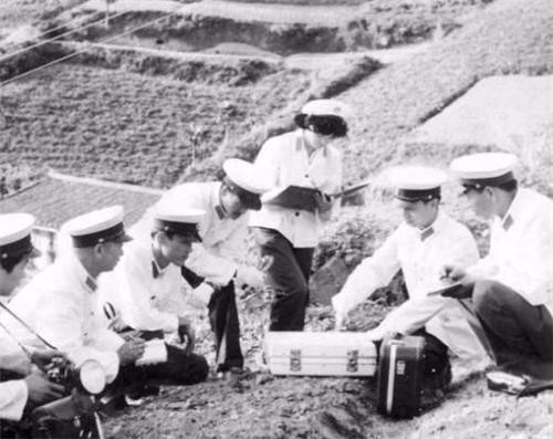 张聋子落网后,在他的裤腿上检测出了ab型血迹,与郑在方吻合.