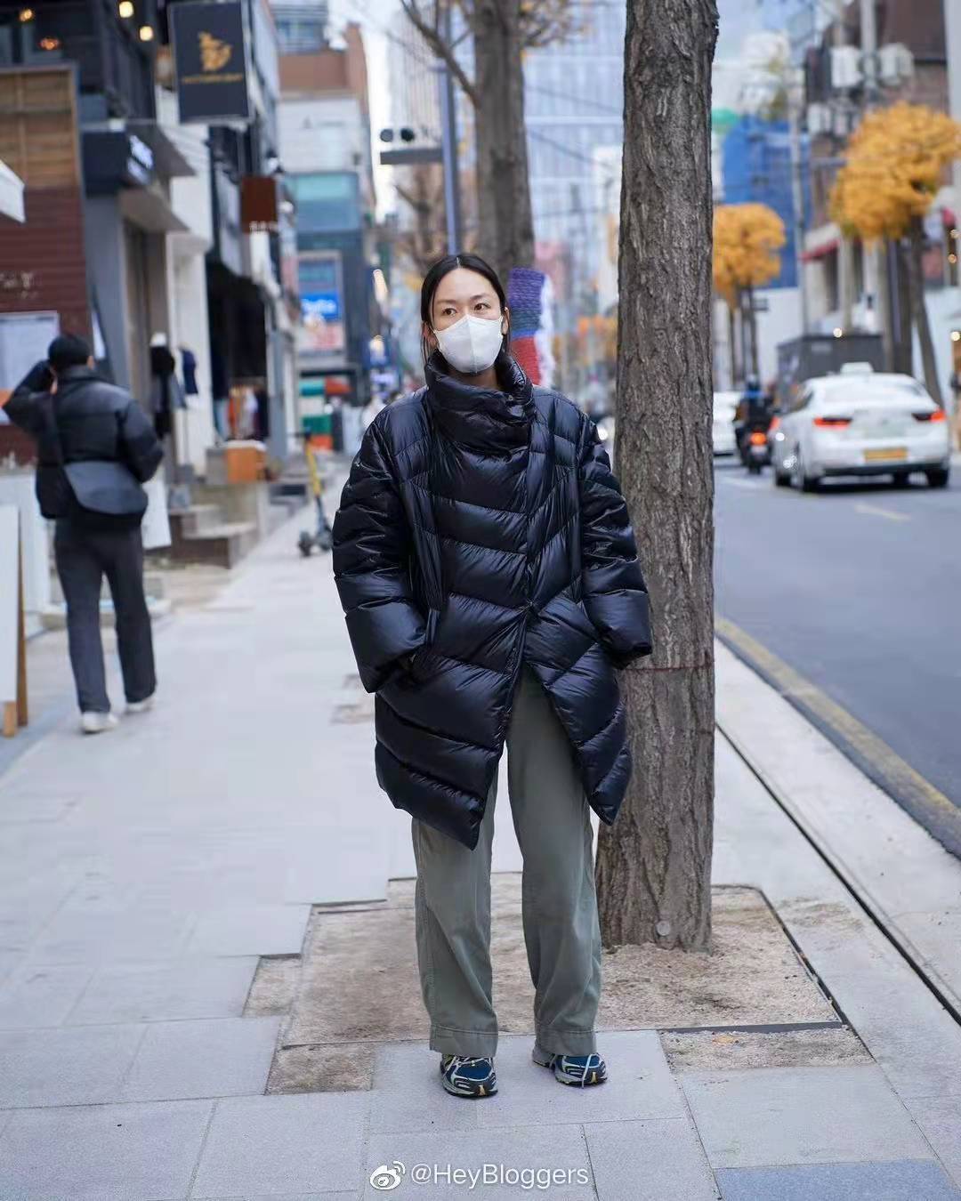 方面 韩国街拍太会穿了，首尔街头的穿搭风尚，保暖中带着随性