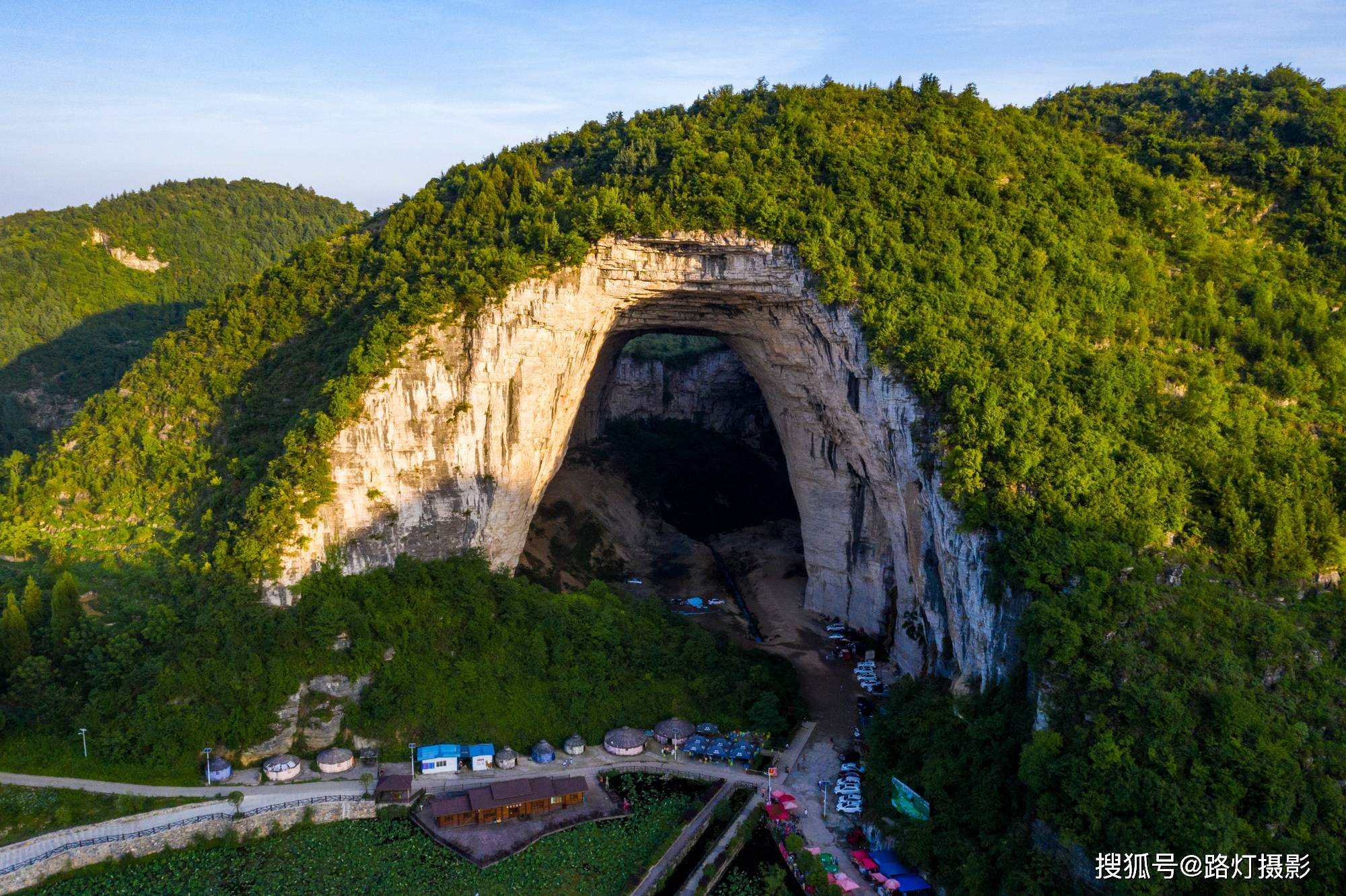 湖北发现中国最大溶洞，洞中居然有300多小洞，洞口可进出直升机