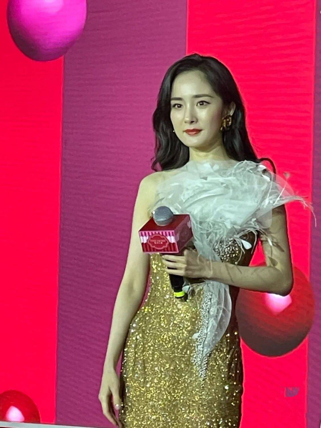 显得 这打光太可怕了,杨幂脸出油很不自然,但穿紧身裙大卷发有韵味!