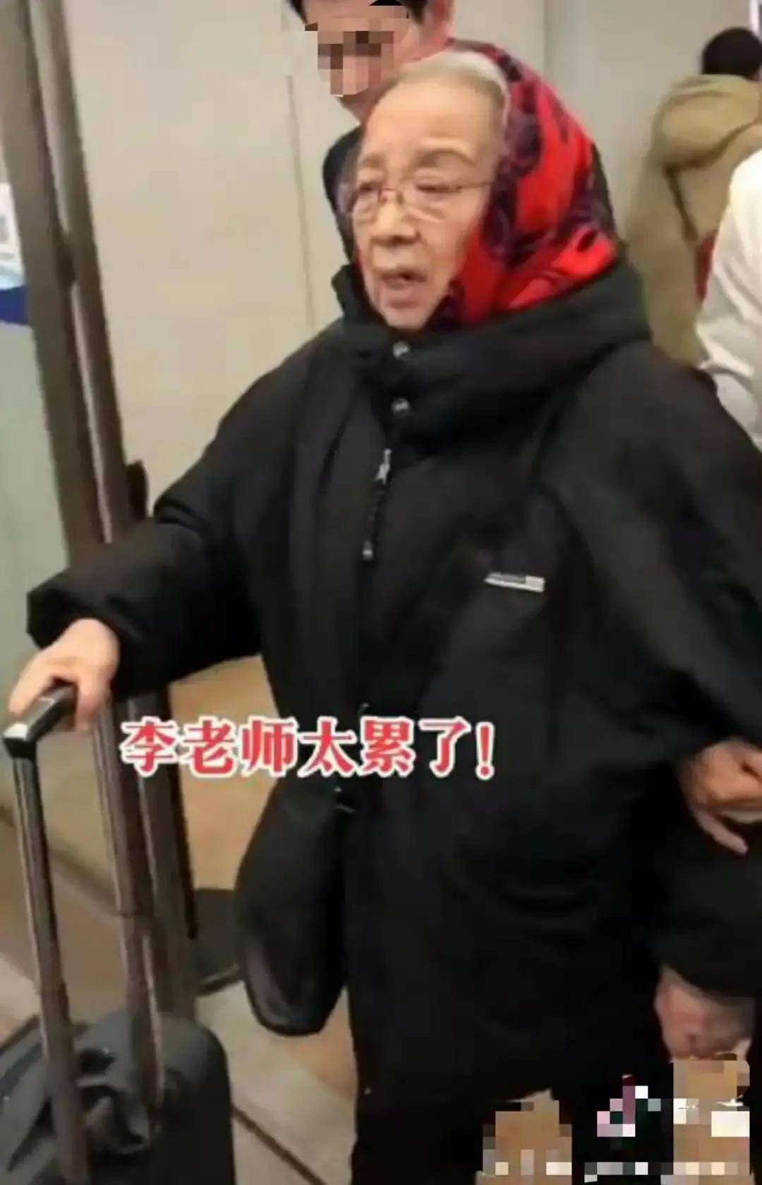 在公交车上拍到李明启，83岁白发苍苍但精神好，是慈祥的老奶奶！