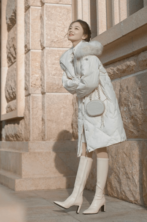 身材 冬天穿“小白靴”更惊艳，显瘦耐看还减龄，配大衣美极了！