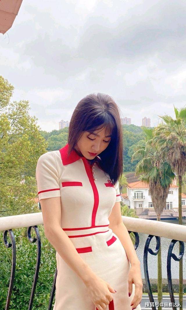 服装 李菲儿为了美好拼，身穿杏色连衣裙好显嫩，看不出实际年龄