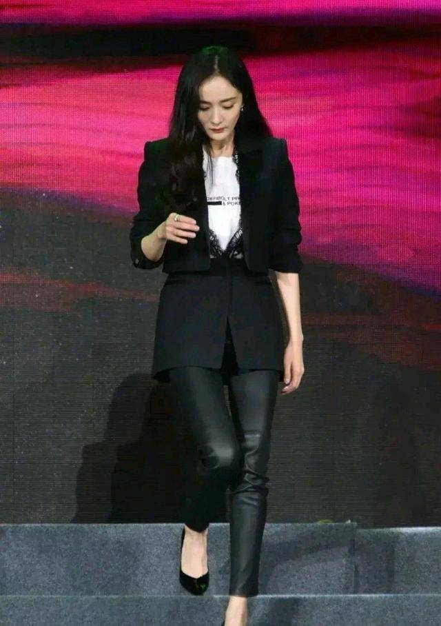 杨幂厉害了身穿黑色西装配黑色皮裤虽很简约却处处透露着精致