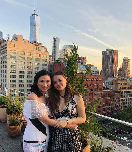 生活 50岁邓文迪晒近照,睫毛浓密皮肤没皱纹,女儿打扮随意略显土气