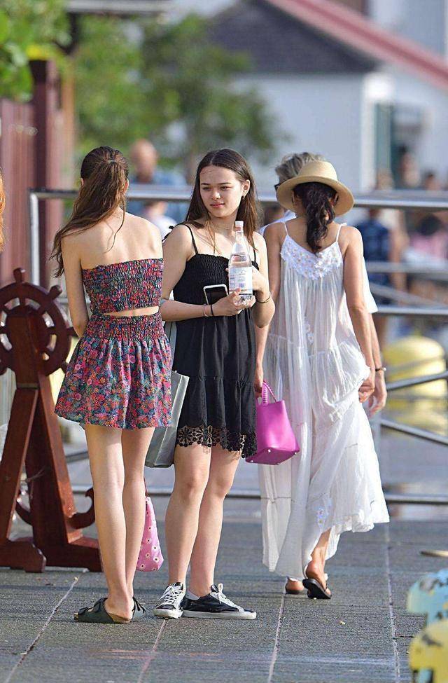 生活 50岁邓文迪晒近照,睫毛浓密皮肤没皱纹,女儿打扮随意略显土气