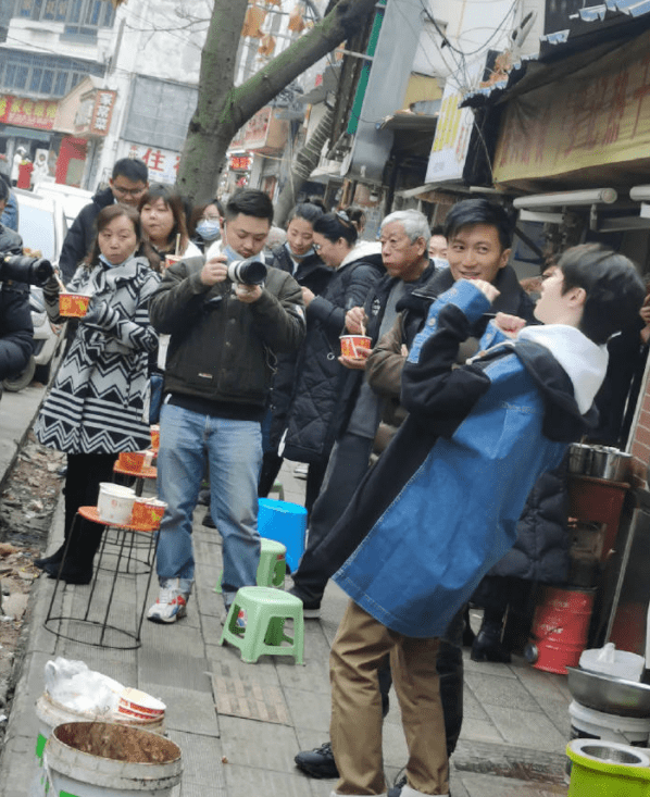 美食|谢霆锋华晨宇吃路边摊！埋头吸面大口狂吃，站垃圾桶旁边不嫌脏