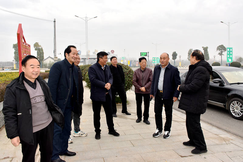 南阳姓氏历史文化研究会吕姓分会会长吕金成,副会长吕德民,吕玉泉,吕