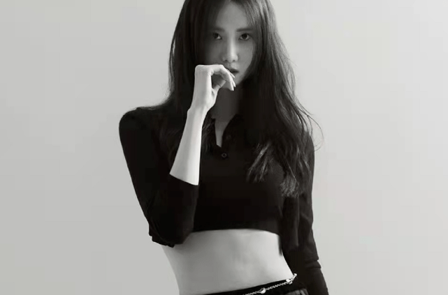 黑色 林允儿新时尚大片曝光！大胆穿露脐装秀平坦小腹，清纯女神变魅惑