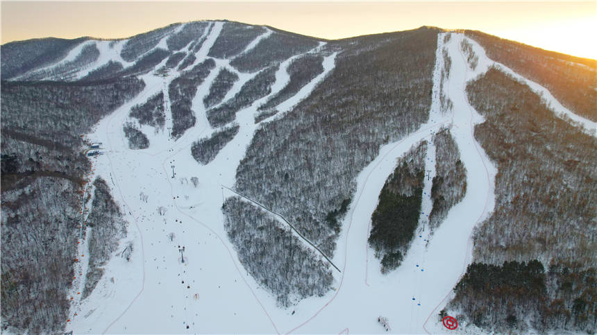 雪场|北纬43°上的黄金雪场，吉林市万科松花湖滑雪场，冬季滑雪的首选