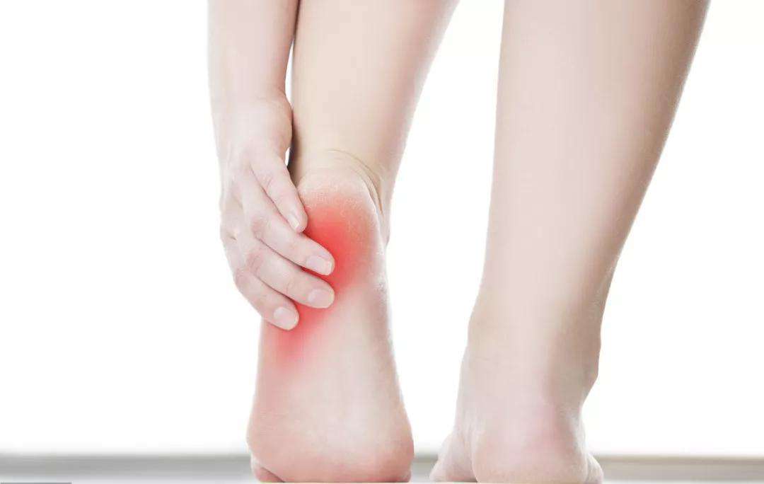 因为|大病一来脚先知。6表现说明肾危险，做好3件事，养好肾