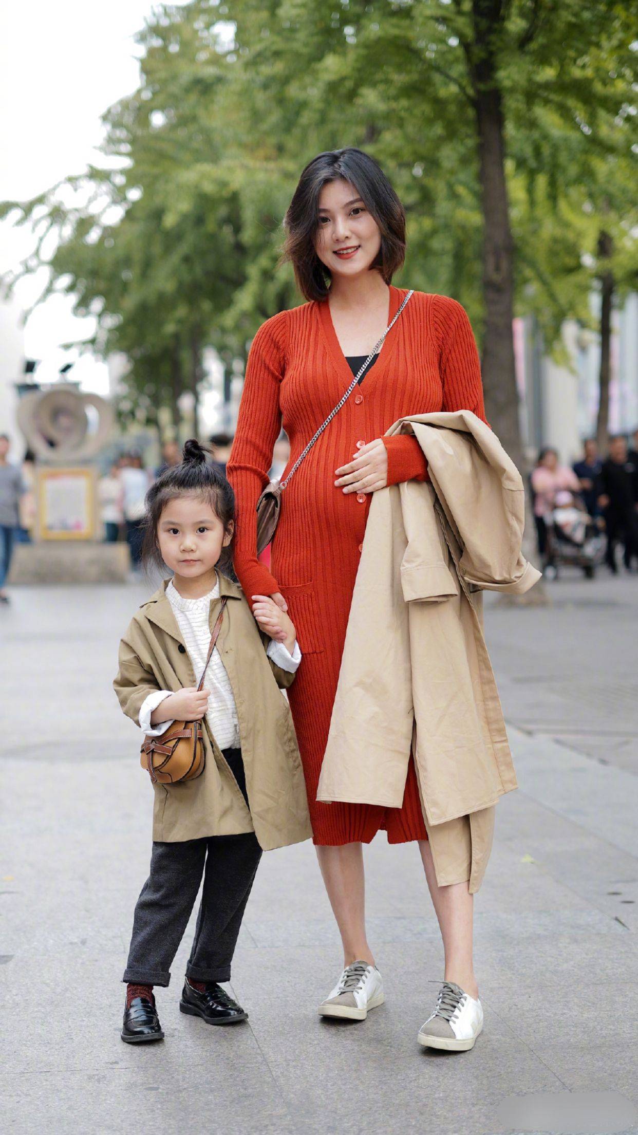 细节 被35岁博主的“母女装”圈粉，妈妈时髦女儿可爱，搭配思路可照搬