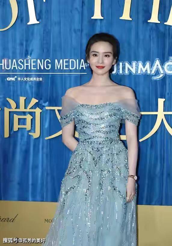 美人 “冰雪美人”刘诗诗亮相 身穿“水晶裙”秀香肩 自带优雅气质