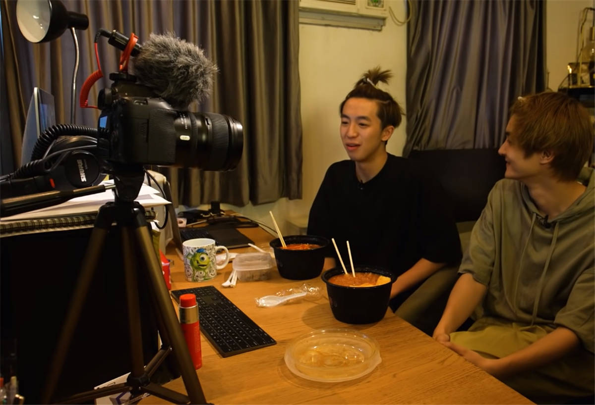 波仔(左)和雨桥(右)说起两人为啥要一起住在这个小小的蜗居中,其实