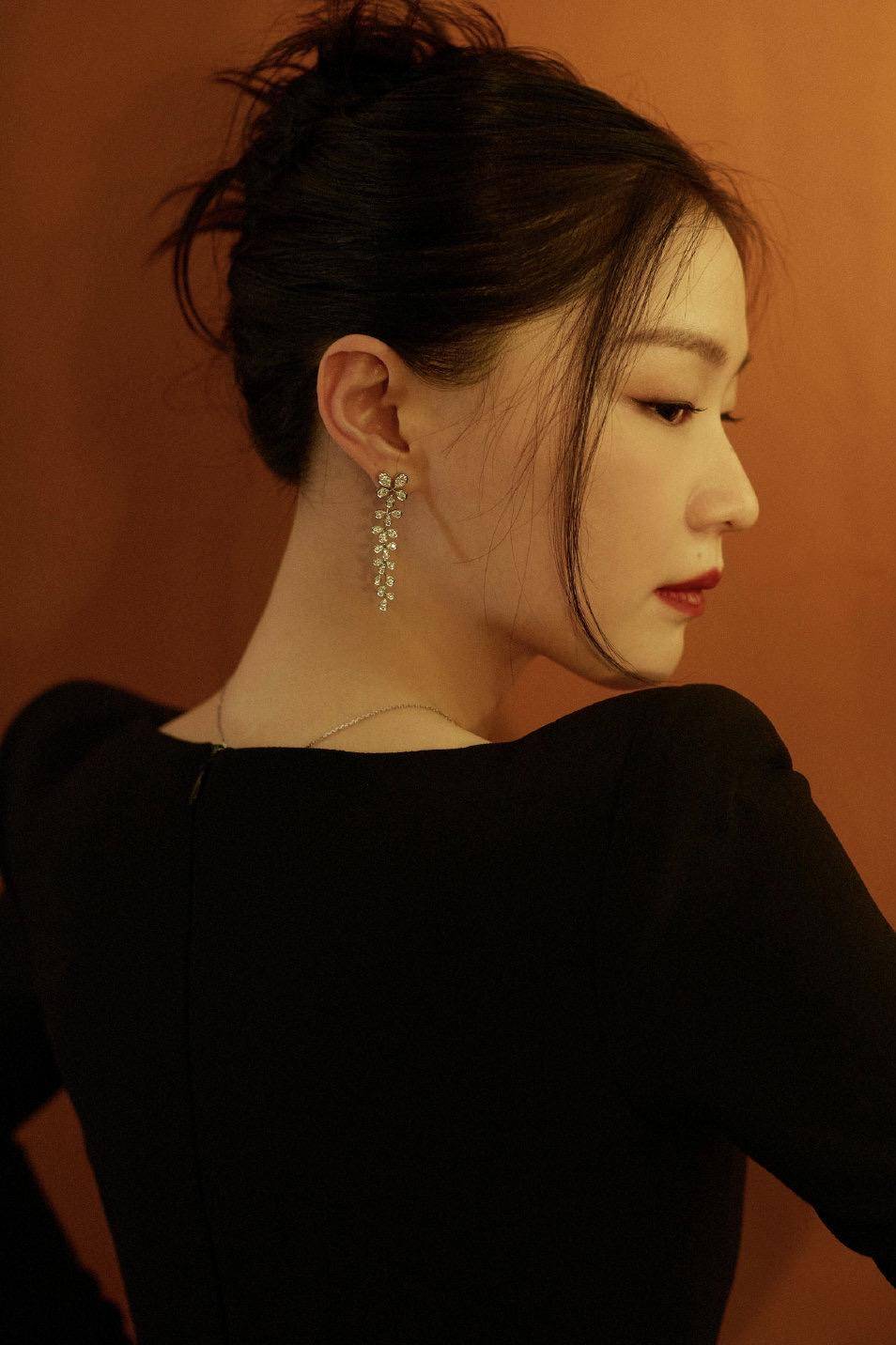 金靖因为有性感的一面黑色低领连衣裙把曲线修饰得恰到好处