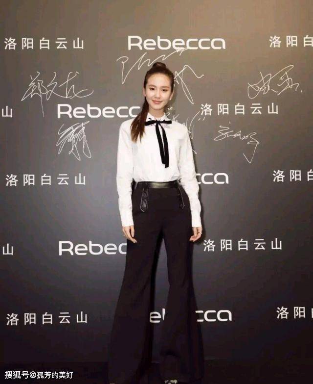 美人 “冰雪美人”刘诗诗亮相 身穿“水晶裙”秀香肩 自带优雅气质