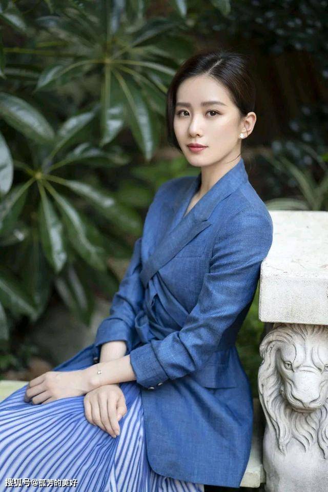 美人 “冰雪美人”刘诗诗亮相 身穿“水晶裙”秀香肩 自带优雅气质