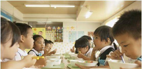 食欲|为什么宝宝在家要人喂，在幼儿园却能自己吃饭？老师说出背后奥秘