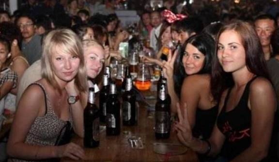 为什么去俄罗斯旅游，男游客不要和当地女性喝酒？这下明白了
