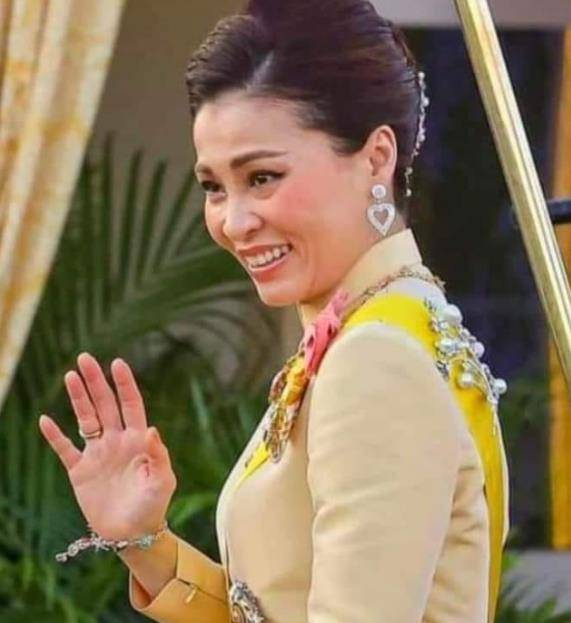 带货女王苏提达同款塑料手链售价5000成泰国时尚圈爆款