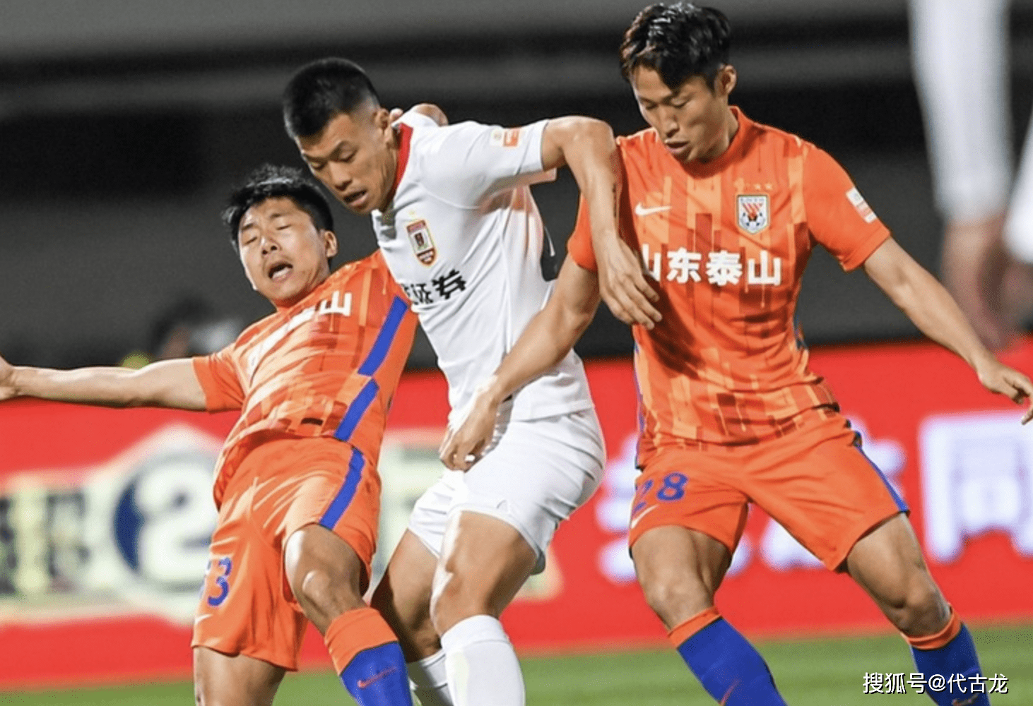 聯(lián)賽|補時1分鐘絕殺！泰山2-1亞泰9連勝，10分領(lǐng)跑，冠軍近在咫尺