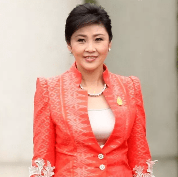 身体中留着四分之一中国血统的英拉和哥哥他信一起祭祖,其实就是在