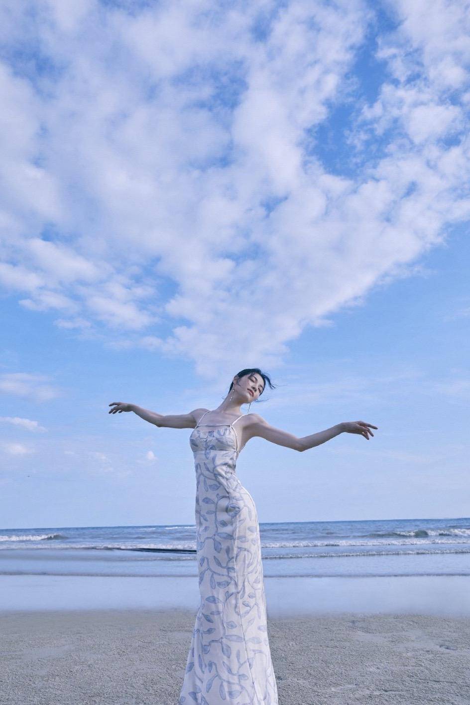 原创钟楚曦海边写真白色印花长裙后背全镂空这就是一场视觉盛宴