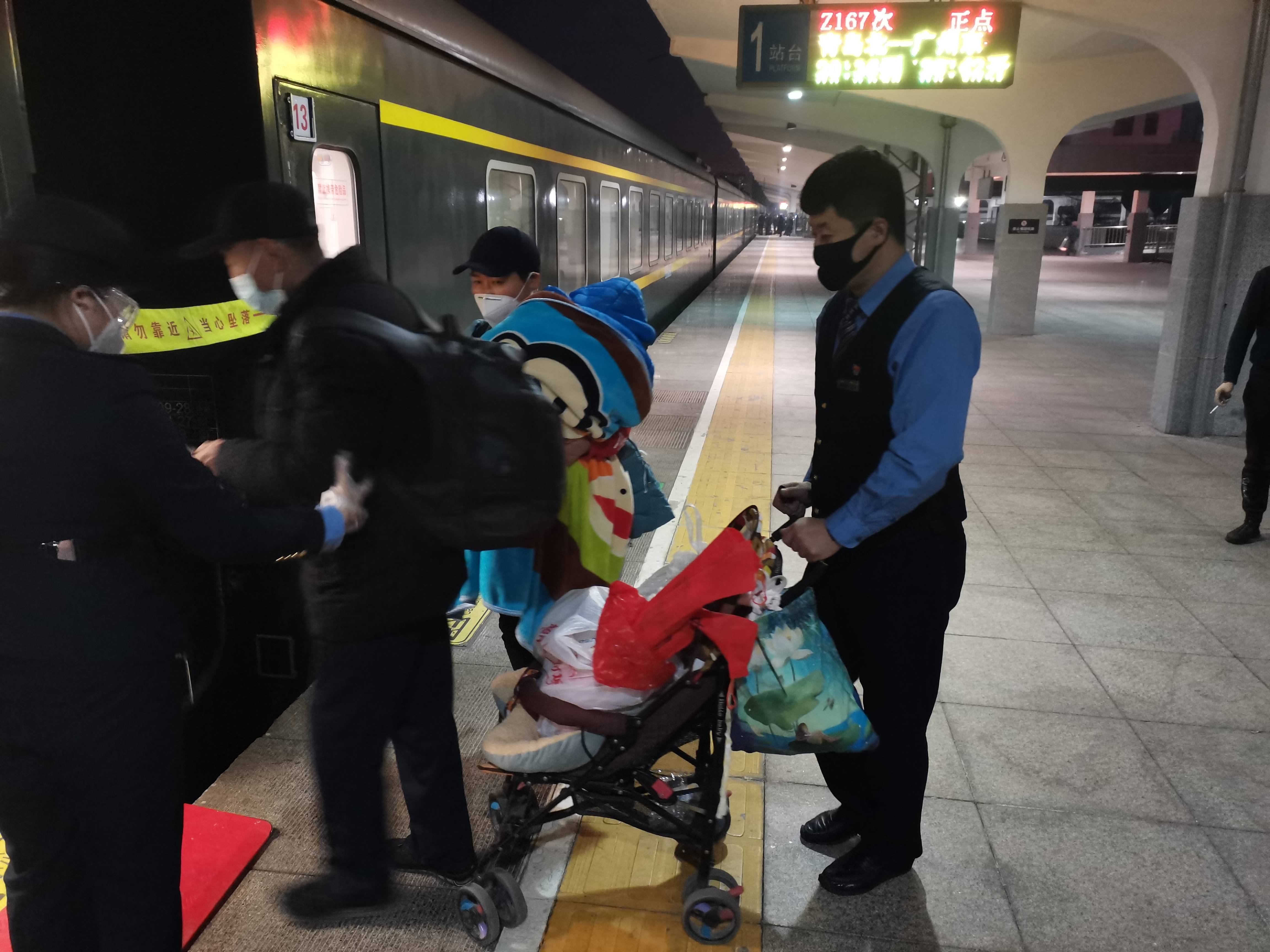 2021年12月20日,由青岛客运段广州六组值乘的z167次列车,滕州站进站时