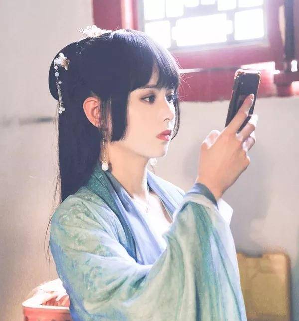 碧瑶锅盖刘海最考验幼龄长相，赵丽颖杨幂好灵动，热巴职业生涯级黑照