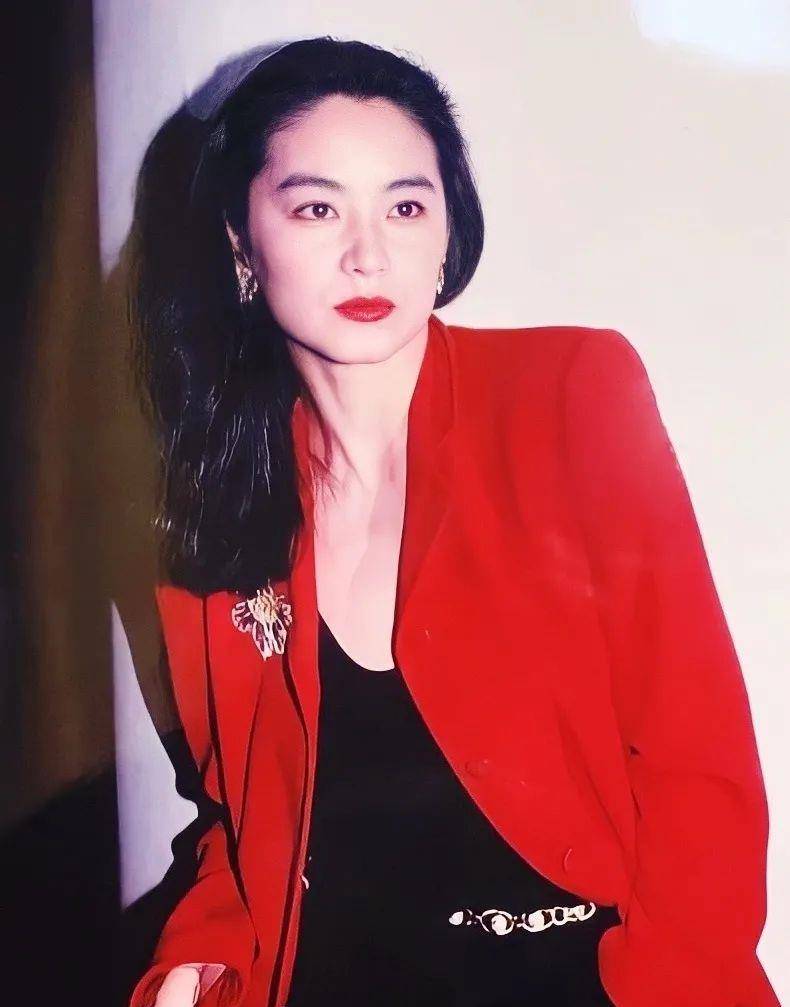 黑发95小花一出道就“碰瓷”张柏芝，她凭啥成为新一代内娱颜霸？！