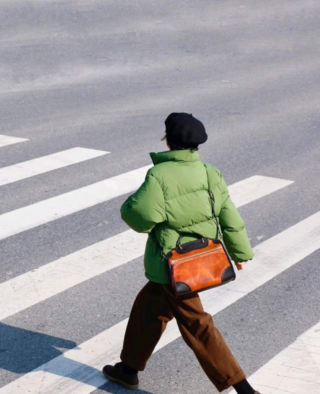 服装 羽绒服虽然很常见，但只要会搭配，可以穿出与众不同的感觉