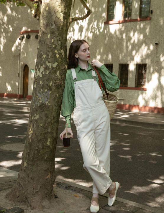 小白 怪不得中年女人不穿小黑裤了,今年流行“小白裤”,高级更显气质