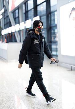 设计 29岁郑云龙穿2千多棉服潇洒又挺拔，搭上黑裤黑鞋后却有老干部风