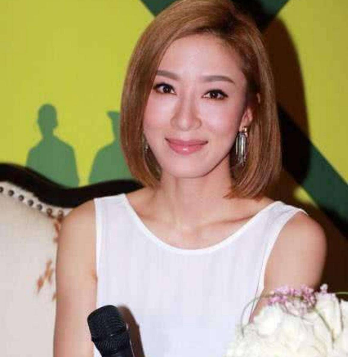 tvb花旦杨怡晒全家福首公开二胎儿子正脸产后状态不似生过娃