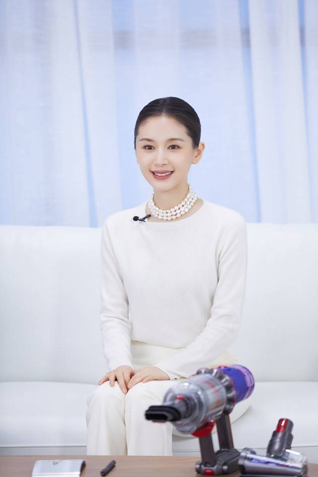 原创恋爱后的王子文变得很温柔穿一身奶白色羊绒套装太知性了