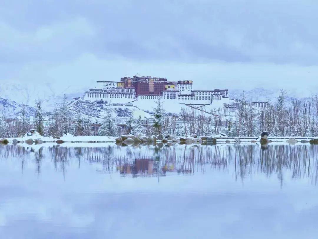 穿上了一件轻薄的白色纱衣雪后的布达拉宫好似感受一下大雪后的拉萨!