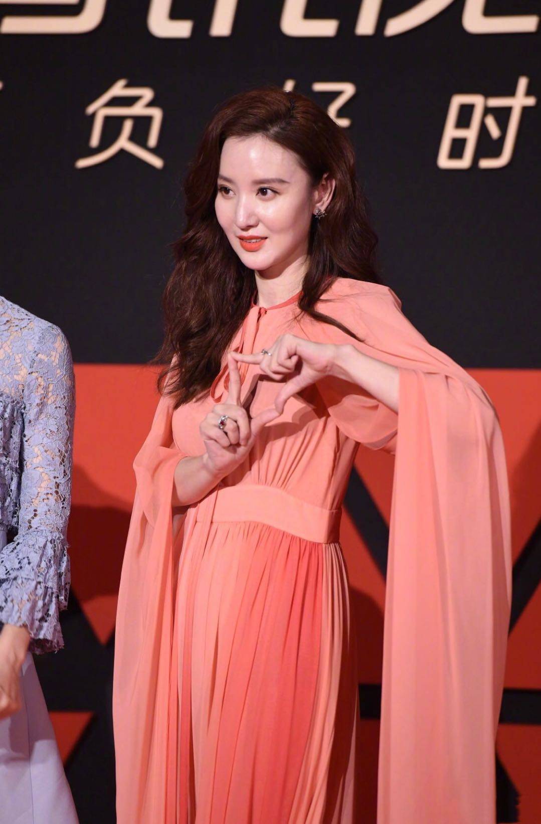 计划 37岁孙俪同框31岁张萌,张萌一袭斗篷红裙不敌孙俪蓝裙清新甜美