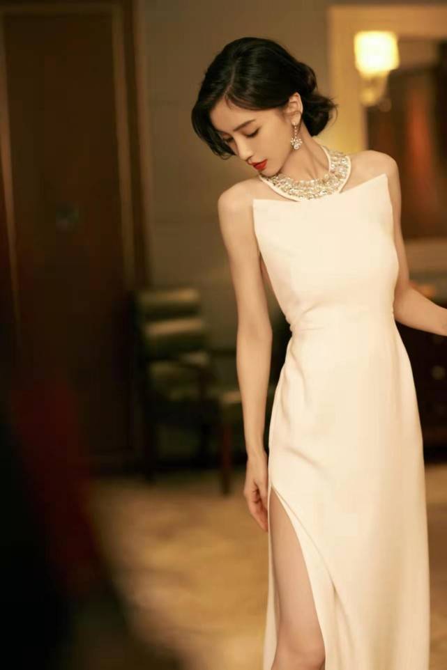 元素 Baby不愧是红毯定海神针!穿露背白裙美出新高度,颜值稳占85花榜首