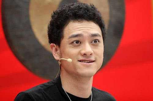 原创他长得像光头强为数十亿票房电影创作主题曲如今逆袭成大明星