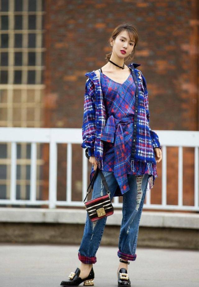 颜色 金晨用叠加穿搭技巧,搭配上摩卡波波头减龄时髦,蚂蚁腰真吸睛