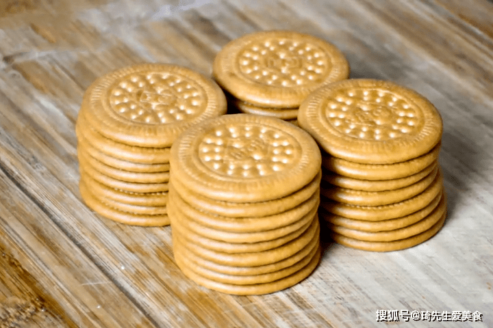 做法|天冷了,教你红薯新吃法,先搅后炸,香甜酥脆,一顿一盘不够吃