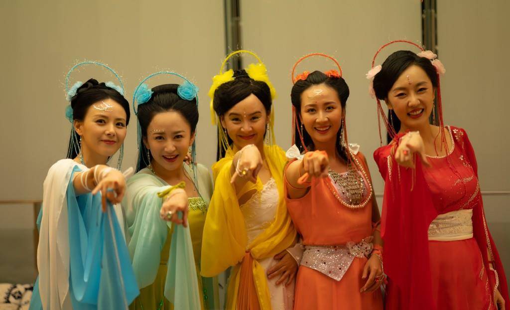 这次《欢天喜地七仙女》剧组来了红,黄,橙,绿,青,蓝六个公主,男演员来
